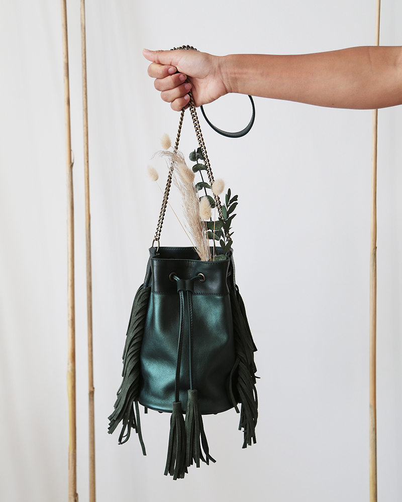 Sac seau vert métallisé avec franges et pompons au style bohème