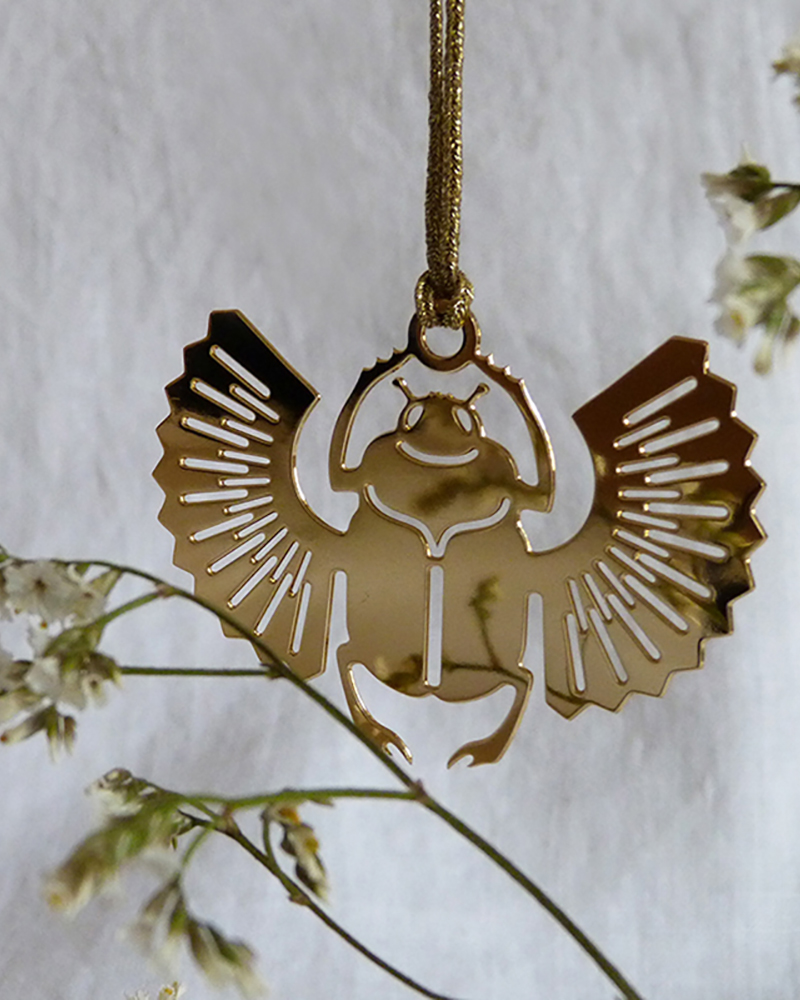 Collier ou sautoir avec un pendentif scarabée en laiton doré à l'or fin 24 carats. Exclusivité Céleste et les paillettes