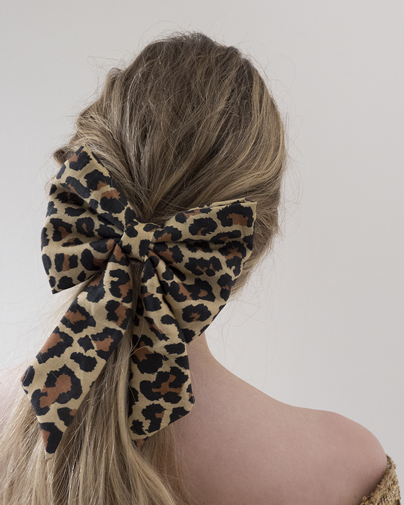 Noeud à motif léopard dans les cheveux à clipser