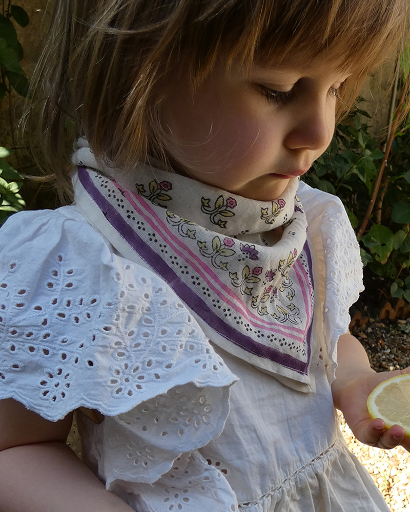 Petit foulard à fleurs pastel en gaze de coton