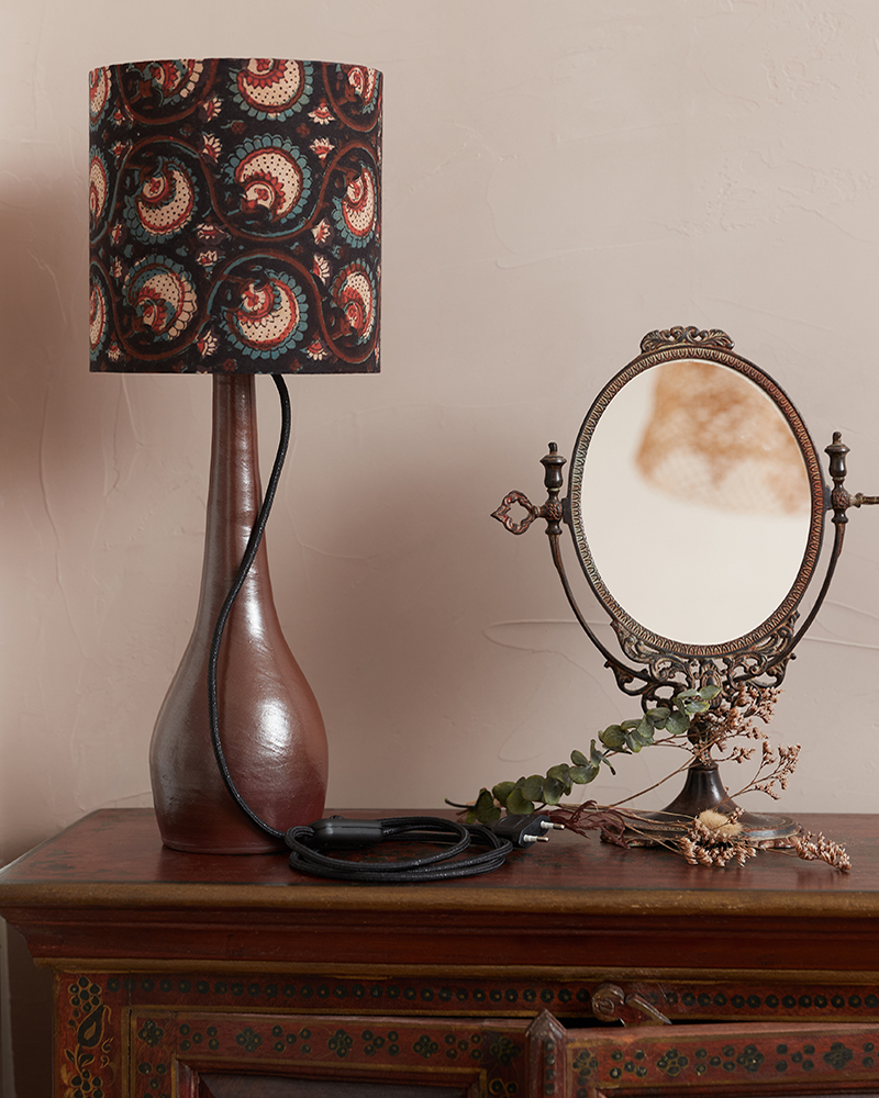 Lampe pour table et bureau bohème chic avec pied chiné et abat jour fleuri en tissu imprimé au blockprint