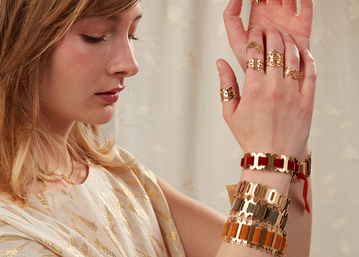Bracelets et manchettes bohèmes avec ruban en laiton doré à l'or fin sélectionnés par Céleste et les paillettes